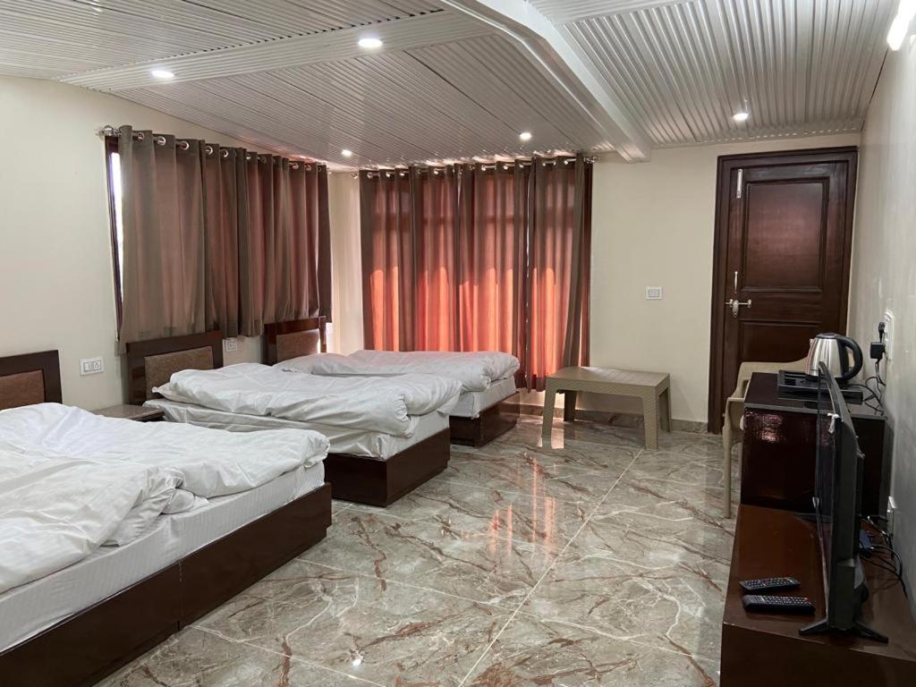 Dhanlaxmi Apartments Шимла Экстерьер фото